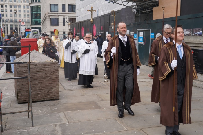 教會神職人員走在倫敦街道上，吸引民眾駐足圍觀。（翻攝自FB@St Magnus the Martyr, London Bridge）